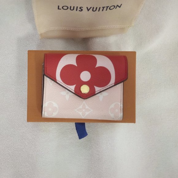 Very Good & RARE LV Zoe Giant Monogram Trifold Wallet in Rouge (Full Inclusion) - Picture 2 of 16